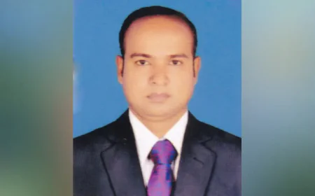 বিশ্ববিদ্যালয়ের প্রশাসনিক কর্মকর্তাকে পুলিশে দিল জনতা