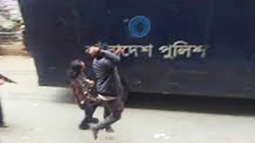 পলকের প্রিজনভ্যানে ডিম নিক্ষেপ