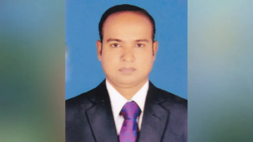 বিশ্ববিদ্যালয়ের প্রশাসনিক কর্মকর্তাকে পুলিশে দিল জনতা