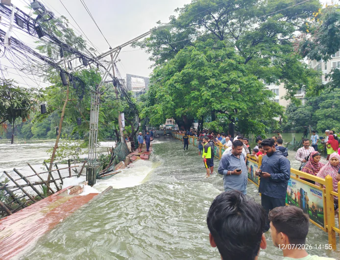 অতিবৃষ্টিতে শাহজাদপুর-গুলশান সংযোগ সড়কে ভাঙন, যোগাযোগ ব্যাহত